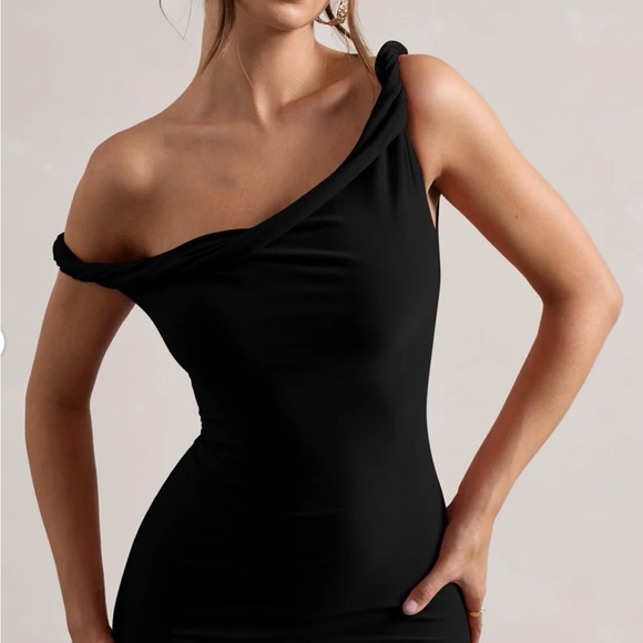 Elegant Black One-Shoulder Dress - Picture 2 of 4